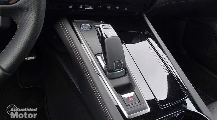 Test Peugeot 508 center console with glossy black